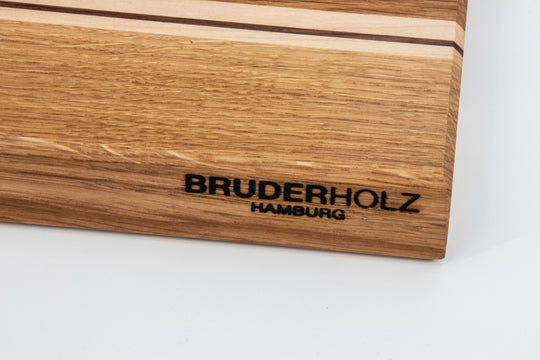 Nahaufnahme der eingebrannten BruderHolz Hamburg Prägung mit Walnuss Linie